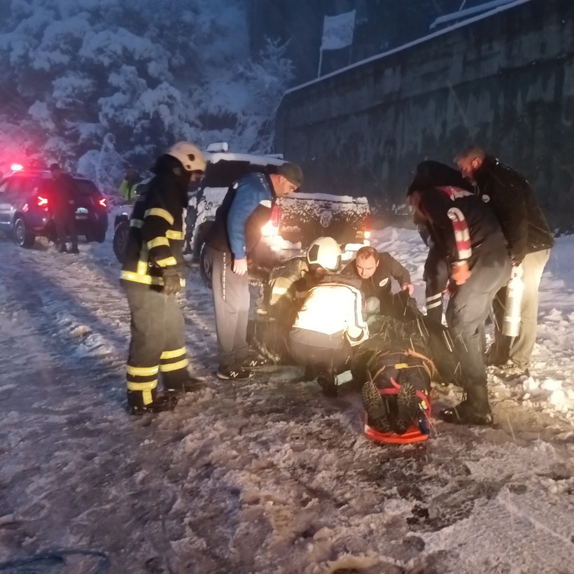 Jandarma aracı uçurumdan yuvarlandı: 2 yaralı - Resim : 2