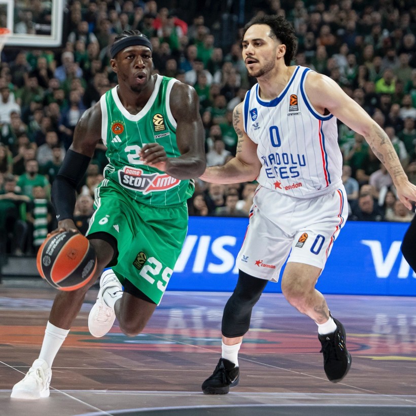 Anadolu Efes, Yunanistan'dan galibiyeti çaldı! 76-79 - Resim : 1