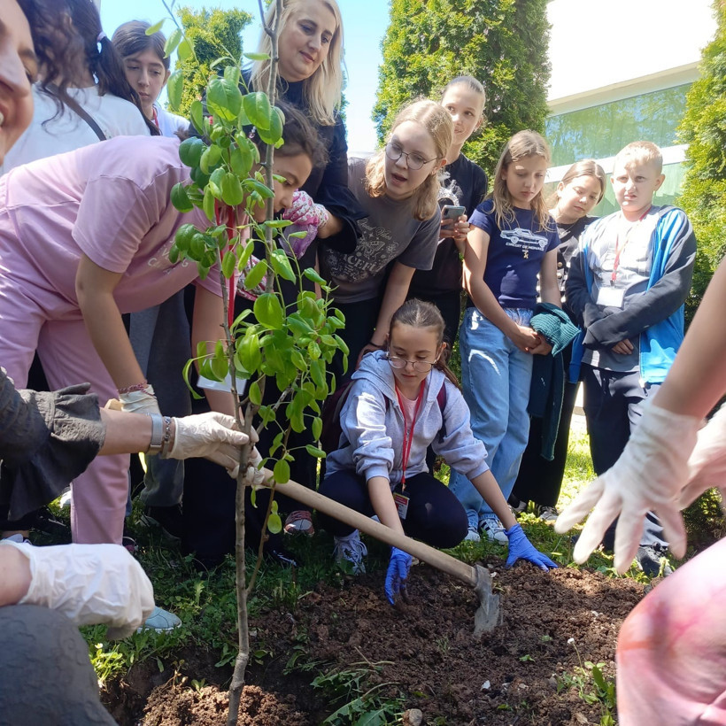 Ortaokul öğrencileri 8 günde 6 ülke gezdi! Kardeş okullara ağaç dikti - Resim : 3