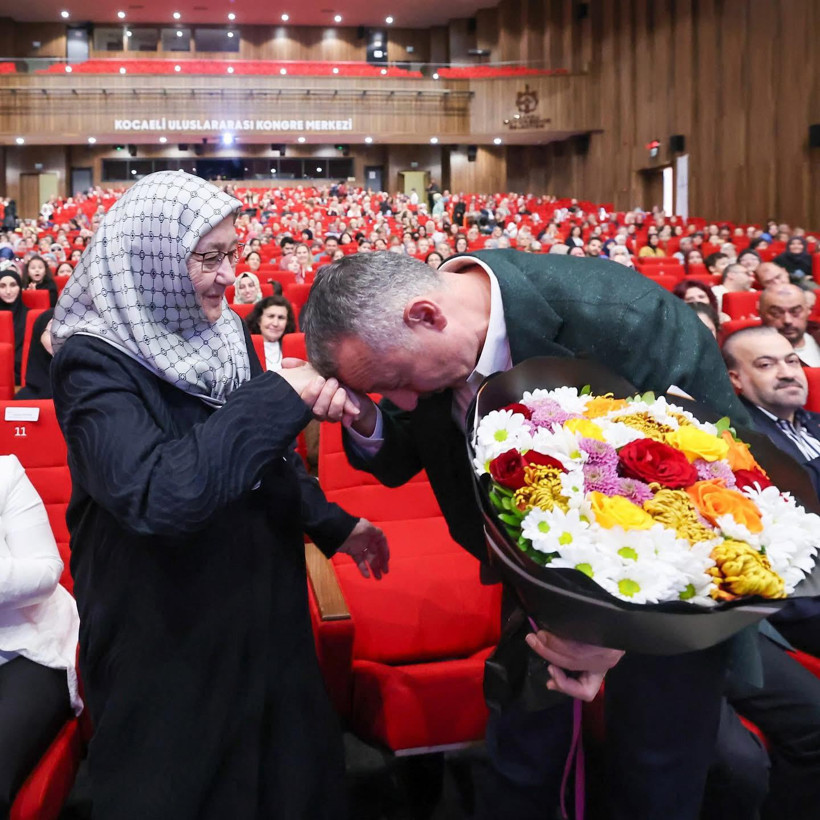 Tahir Büyükakın annesini unutmadı... Çiçekli kutlama - Resim : 2