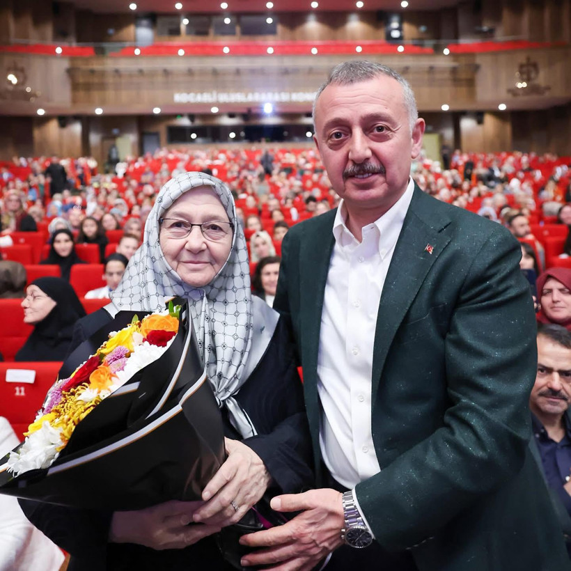 Tahir Büyükakın annesini unutmadı... Çiçekli kutlama - Resim : 1