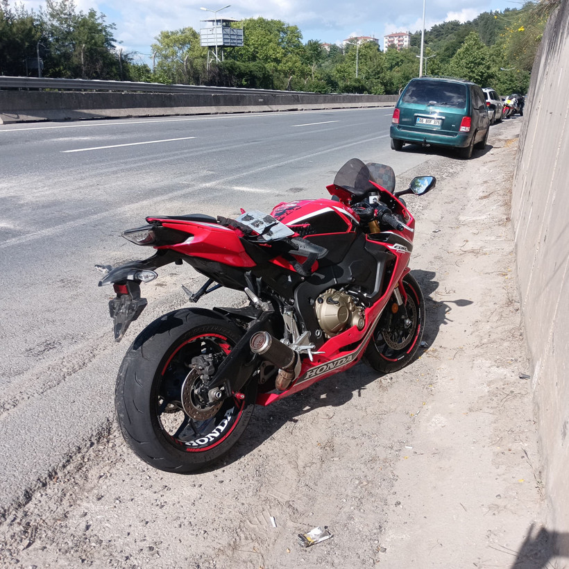 3 kişinin yaralandığı zincirleme kaza kask kamerasında! - Resim : 1