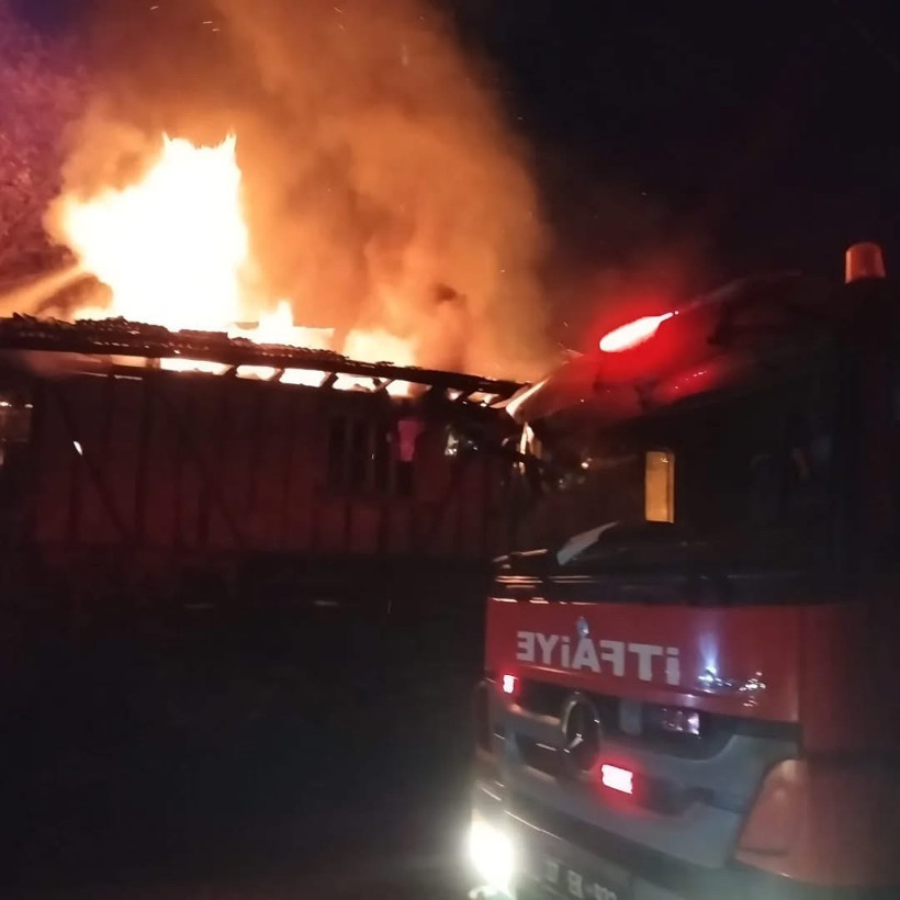 Ahşap ev alev alev yandı! - Resim : 1