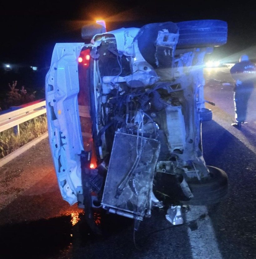 Minibüs devrildi, ölü yaralılar var - Resim: 4