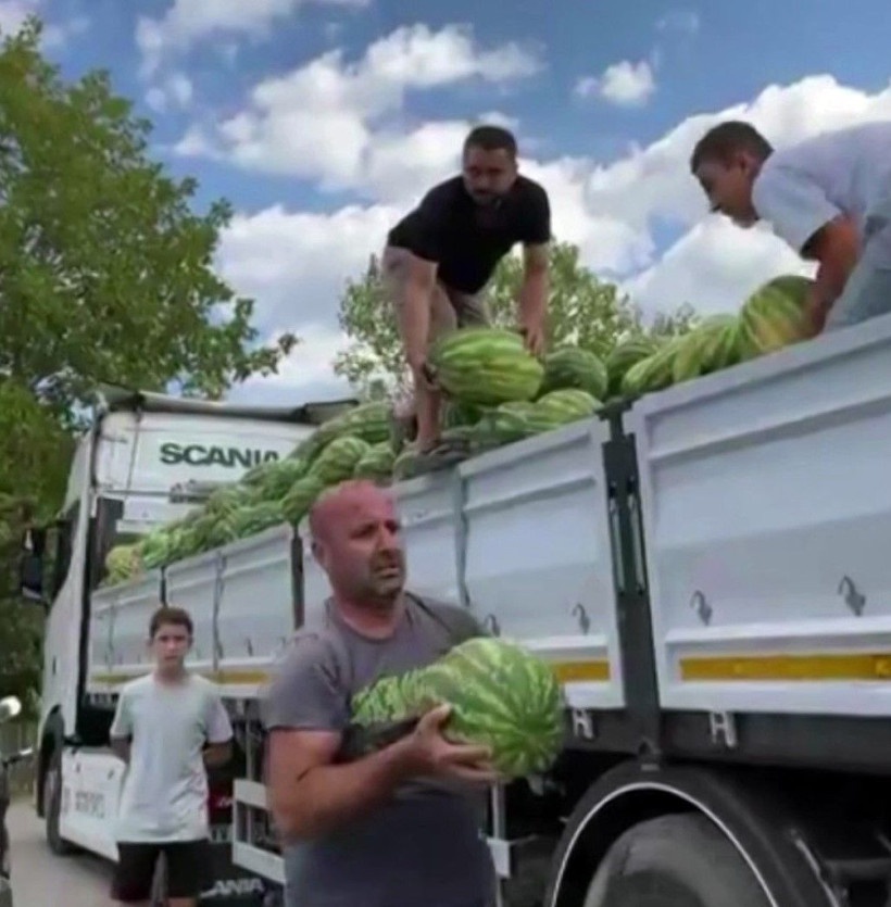 Bir TIR dolusu karpuzu ücretsiz dağıttı! - Resim: 2