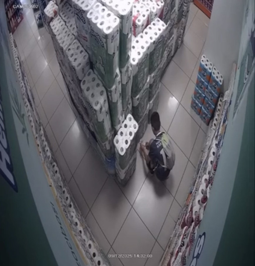 Müşteri gibi girdiği marketi kundaklayan çocuk kameraya yakalandı! - Resim : 1