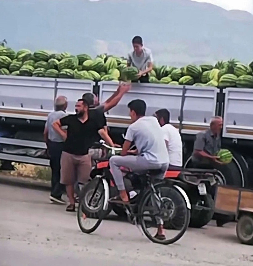 Bir TIR dolusu karpuzu ücretsiz dağıttı! - Resim: 1