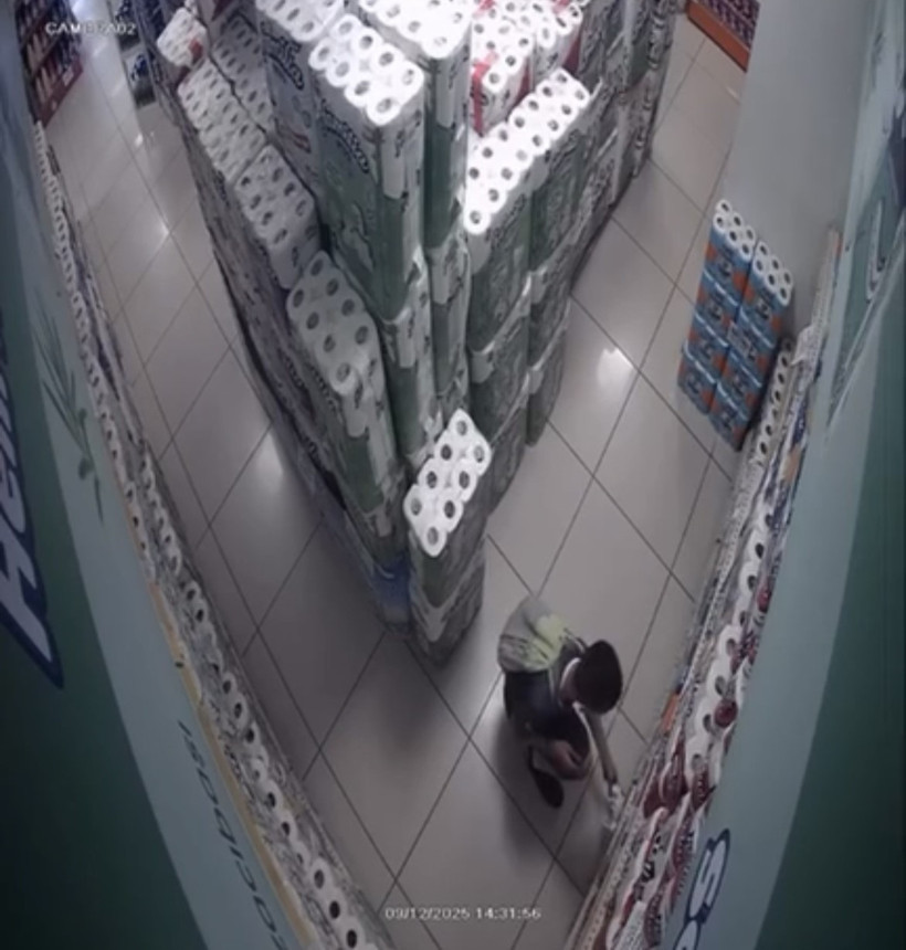 Müşteri gibi girdiği marketi kundaklayan çocuk kameraya yakalandı! - Resim : 2
