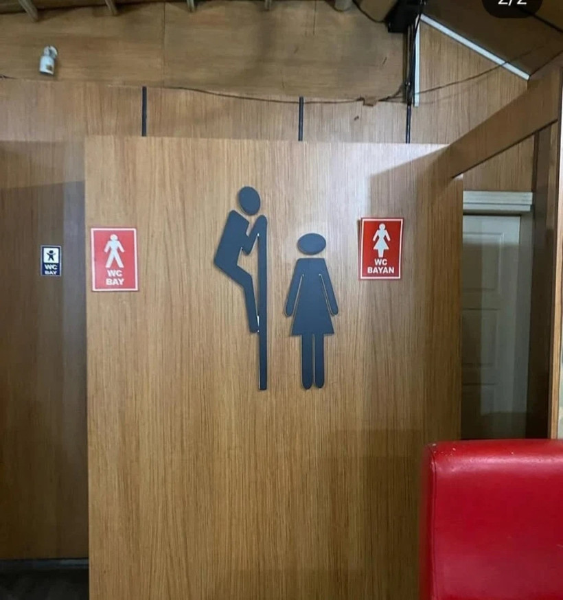 İzmit'te tartışma yaratan görüntü… Taciz imalı tuvalet tabelası gündem oldu - Resim : 1