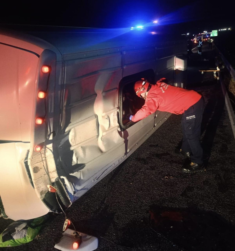 Minibüs devrildi, ölü yaralılar var - Resim: 1