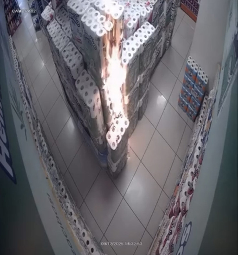 Müşteri gibi girdiği marketi kundaklayan çocuk kameraya yakalandı! - Resim : 3