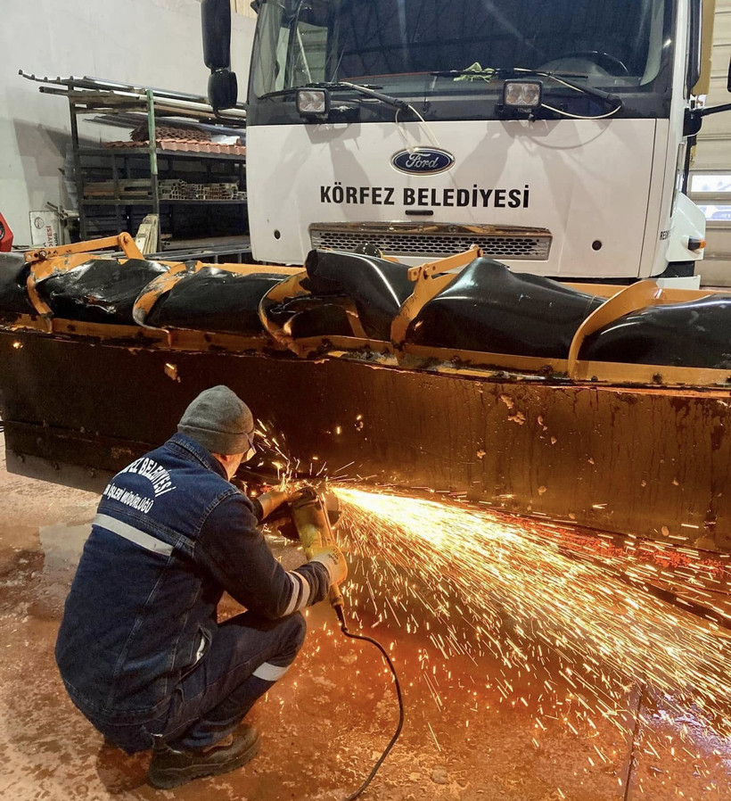 Körfez'de karla mücadelede büyük özveri - Resim : 2