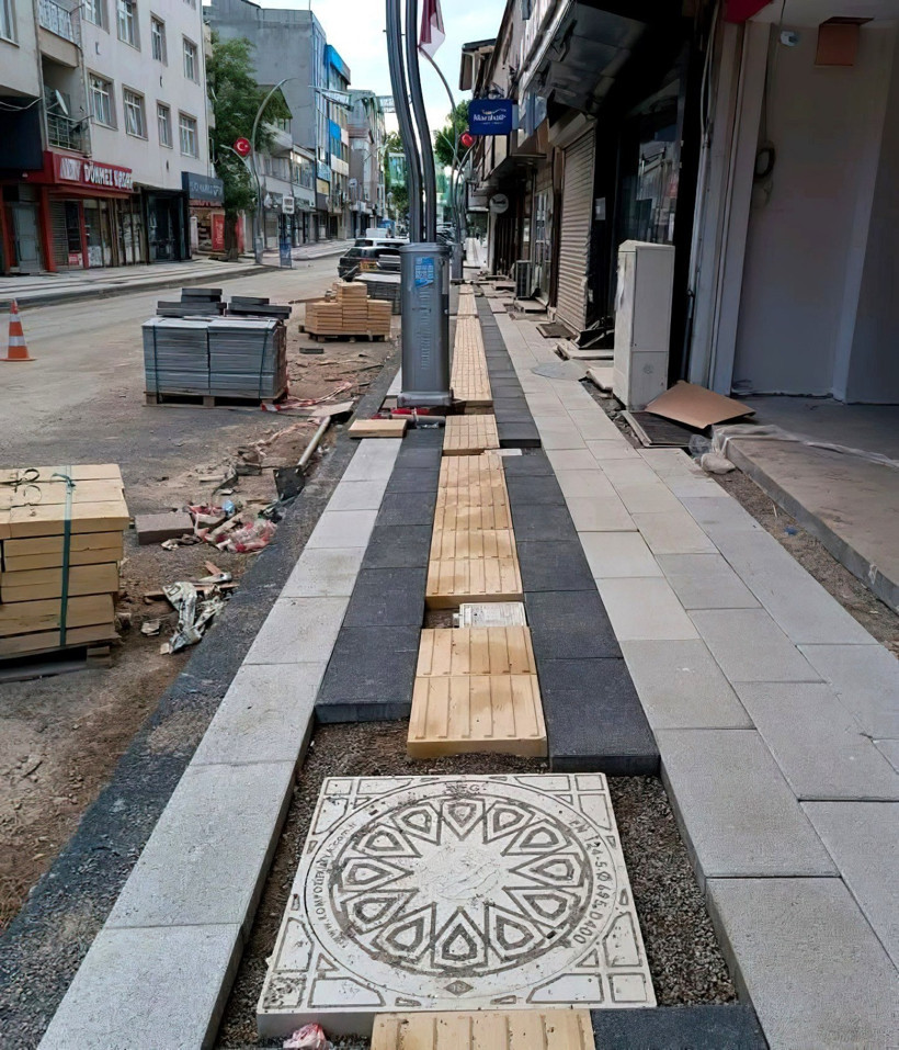 Görme engelliler bu caddede nasıl yürüyecek? - Resim : 1