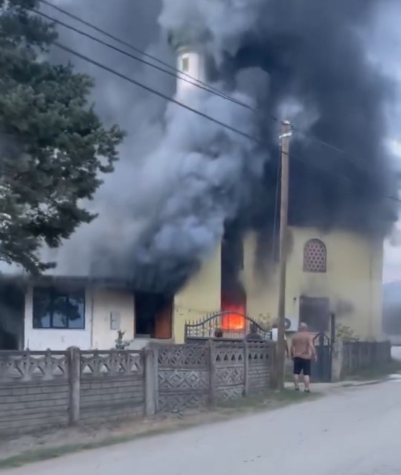 Akşam namazı öncesi cami alev alev yandı! - Resim : 1